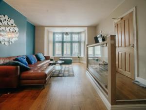 ein Wohnzimmer mit Sofa und Tisch in der Unterkunft Bessemer House Sheffield City in Attercliffe