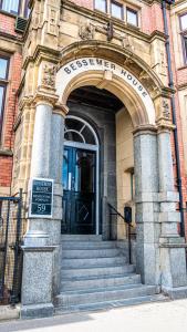 einen Eingang zu einem Gebäude mit einem Schild davor in der Unterkunft Bessemer House Sheffield City in Attercliffe