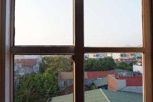 una ventana con vistas a la ciudad en 89 Hotel en Cao Bằng