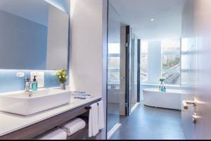 Holiday Inn Express Urumqi Station by IHG的一间浴室