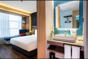 Holiday Inn Express Urumqi Station by IHG客房内的一张或多张床位
