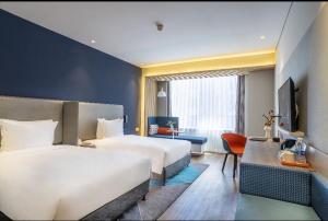 Holiday Inn Express Urumqi Station by IHG客房内的一张或多张床位