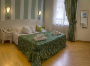 A bed or beds in a room at Hotel La Palazzina