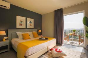 Säng eller sängar i ett rum på Vigles Sea View, Philian Hotels and Resorts