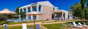 Бассейн в Alonaki Resort или поблизости