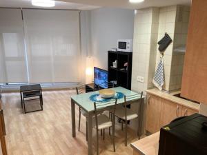 a kitchen with a table and chairs in a room at New Studio Sito 6 Parking Gratis in Salamanca