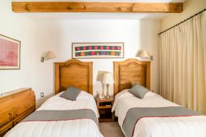 - 2 lits dans une chambre aux murs blancs dans l'établissement Hotel Posada El Zaguán, à San Cristóbal de Las Casas