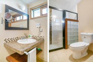 - deux photos d'une salle de bains avec toilettes et lavabo dans l'établissement Hotel Posada El Zaguán, à San Cristóbal de Las Casas