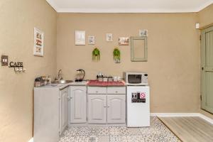 A kitchen or kitchenette at Villa Roma - Luxury Accommodation