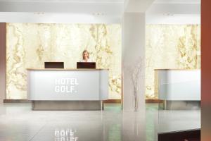 De lobby of receptie bij Hotel Golf