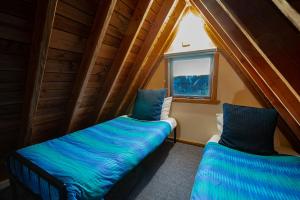 a bedroom with two beds in a tiny house at Banjo's Chalet, alpine-getaways in Dinner Plain