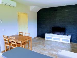 TV a/nebo společenská místnost v ubytování APARTAMENTOS LOS ÁLAMOS