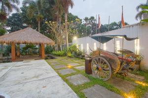 eine Pferdekutsche neben einem Gebäude in der Unterkunft Grand Arjuna Hotel in Bandung