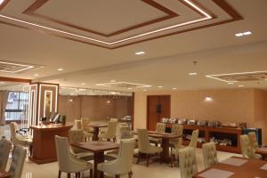 En restaurang eller annat matställe på SK Lords Eco Inn Ahmedabad