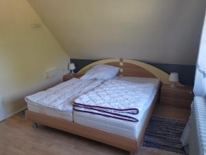 Postel nebo postele na pokoji v ubytování Ferienwohnung Möwe, Perle im Dreieck Bensersiel, Neuharlingersiel, Esens
