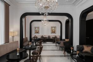 A seating area at AKKA Lush Hotel Taksim