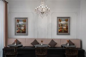 A seating area at AKKA Lush Hotel Taksim