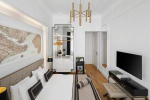 A television and/or entertainment centre at AKKA Lush Hotel Taksim
