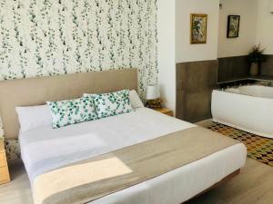 1 dormitorio con cama y bañera en Hotel Finca Alcamino, en Mompía
