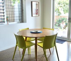 Un comedor con mesa y sillas en Malibu Apartment - Peregian Beach, en Peregian Beach 7 fotos más