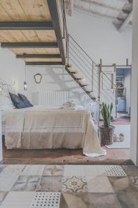 ein Schlafzimmer mit einem Bett und einer Treppe in der Unterkunft Villa d'Orcia - Homelike Villas in Castiglione dʼOrcia