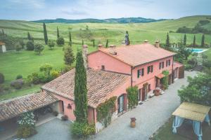 una vista aérea de una casa rosa con jardín en Villa d'Orcia - Homelike Villas en Castiglione dʼOrcia