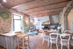 cocina y sala de estar con pared de ladrillo en Villa d'Orcia - Homelike Villas en Castiglione dʼOrcia