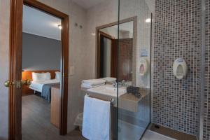 Кровать или кровати в номере Hotel Carlos 96