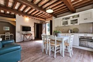 una cucina e un soggiorno con tavolo e sedie di Villa Teloni a San Severino Marche
