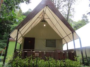 un edificio con techo triangular en un jardín en Lawu Forest Camp, en Sarangan