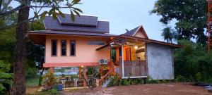 una casa con un solárium encima en Heuan Na Khee, en Udon Thani