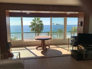 pokój ze stołem i widokiem na ocean w obiekcie LUXURY front the BEACH PRINCIPADO w mieście Benidorm
