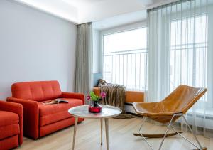 a living room filled with furniture and a window at Boutique Hotel Hauser in Wels