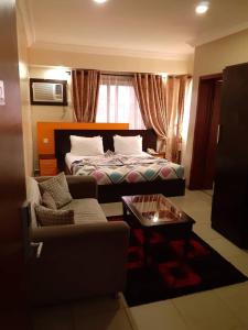 Postel nebo postele na pokoji v ubytování Alluring View Hotel - Toyin Sreet