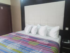 Cama ou camas em um quarto em Alluring View Hotel - Toyin Sreet