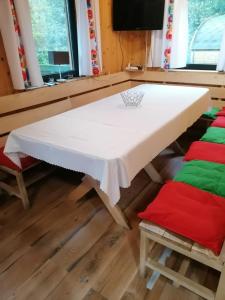 a table and two chairs in a room at Świerkowe Zacisze Domki in Budzów