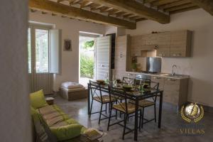 Kuchyňa alebo kuchynka v ubytovaní Villa Il Segreto - Homelike Villas