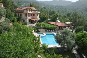 eine Luftaufnahme einer Villa mit Swimmingpool in der Unterkunft Kleo Cottages in Kalkan