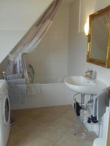 ein Badezimmer mit einem Waschbecken und einer Badewanne in der Unterkunft Ferienwohnung, Monteurwohnung bis 6 Personen in Rottorf