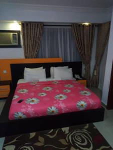 Postel nebo postele na pokoji v ubytování Alluring View Hotel - Toyin Sreet + 10 fotografií