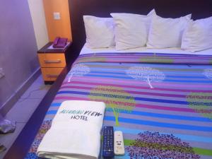 Cama ou camas em um quarto em Alluring View Hotel - Toyin Sreet