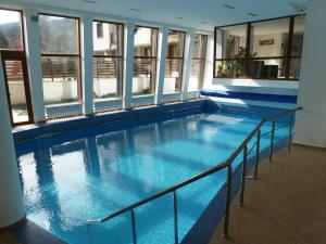 une grande piscine dans un immeuble avec des fenêtres dans l'établissement Wood Apartment in Mountain View Complex, à Bansko
