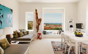 un soggiorno con divano e tavolo di Villa Calipso - Homelike Villas a Nardò