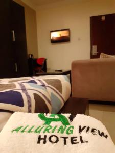 Cama ou camas em um quarto em Alluring View Hotel - Toyin Sreet