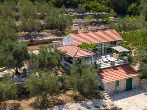una vista aérea de una casa con techo en Holiday Home Liberan en Vela Luka