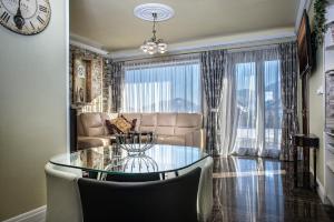 Mountain Resort Residences في زديار: غرفة معيشة مع طاولة زجاجية وأريكة