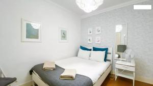 Llit o llits en una habitació de Bairro Alto - 4 Bedroom Apartment