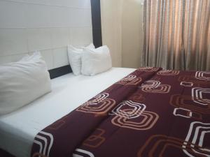 Postel nebo postele na pokoji v ubytování Alluring View Hotel - Toyin Sreet