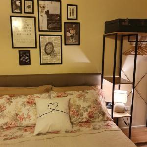 Postel nebo postele na pokoji v ubytování Glicine & more Forlì