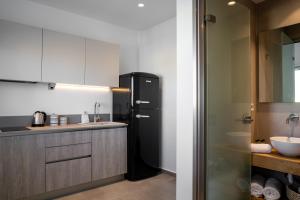 Η κουζίνα ή μικρή κουζίνα στο Thira Gold Suites +35 φωτογραφίες